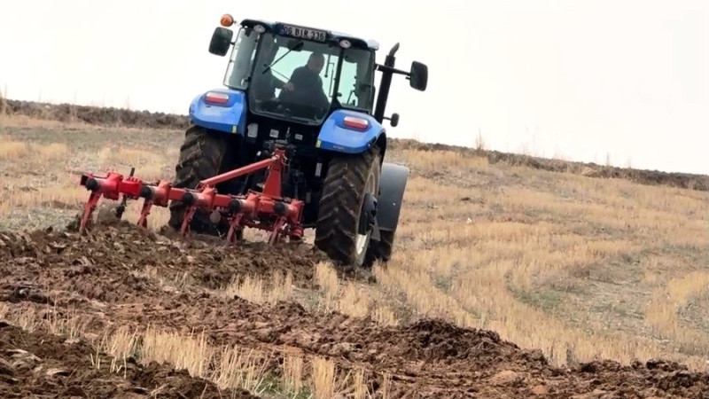 Başkan Şahin direksiyonun başına geçti, tarla sürdü