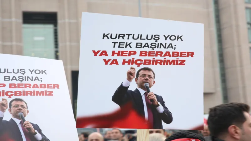 İmamoğlu'nun ifadesi sürüyor... İmamoğlu'na adliye önünde destek