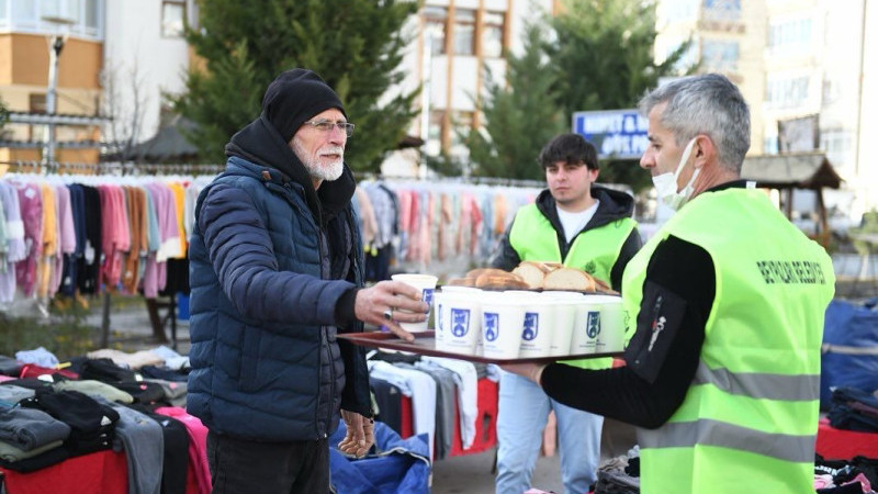 Beypazarı Belediyesi’nden Kışın Soğuk Günlerinde Sıcak Çorba İkramı